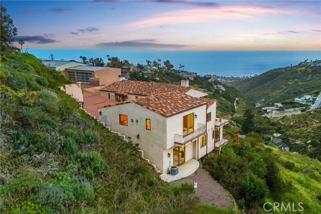 2516 Temple Hills Drive, Laguna Beach CA: https://media.crmls.org/medias/177cebed-b65c-4b02-95c1-c47809b2db7b.jpg