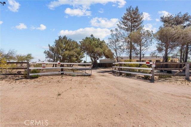 16818 Koch Street, Mojave CA: https://media.crmls.org/medias/177d81cc-22ce-4f4d-8452-f2197f880bd5.jpg