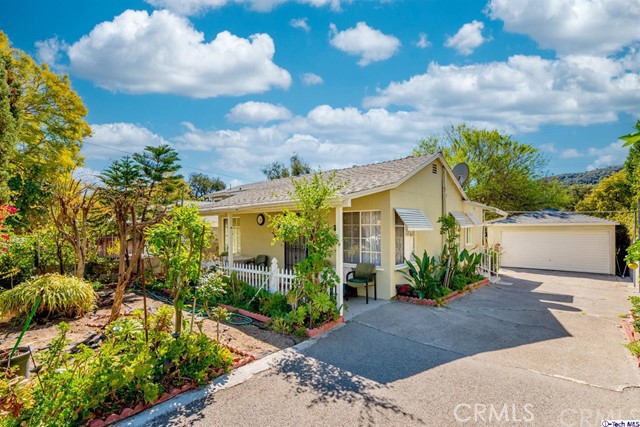 2660 Sycamore Avenue Montrose, California Cozy 2 Bedroom / 1 Bathroom * 768sqft * 5,460sqft Lot * Laminate Floors * Open Kitchen * Huge Yard With Fruit Trees * 2 Car Detached Garage * Central A/C & Heat