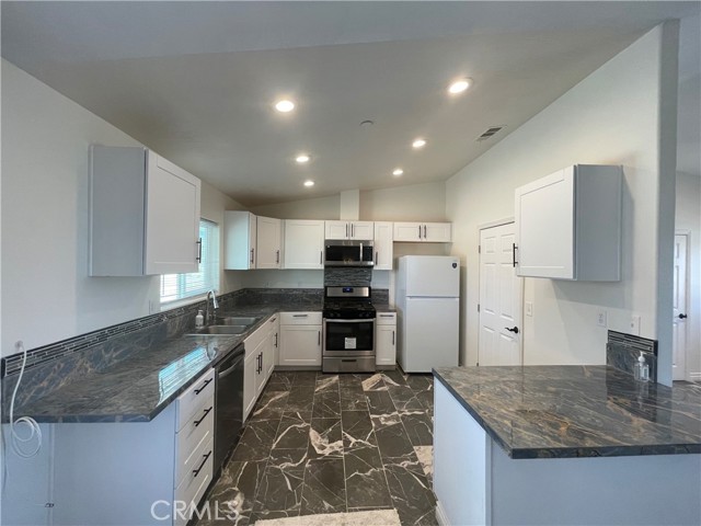 Detail Gallery Image 4 of 12 For 465 Solano Rd, Pinon Hills,  CA 92372 - 4 Beds | 2 Baths