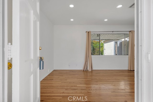 Detail Gallery Image 5 of 58 For 17435 Burma, Encino,  CA 91316 - 3 Beds | 2 Baths