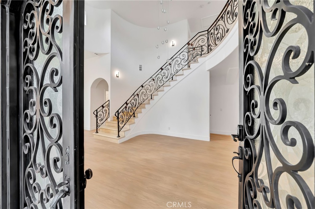 https://media.crmls.org/medias/178c050f-8aaf-4792-8bb6-df0aa8681cff.jpg?preset=X-Large