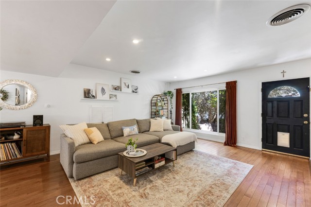 Detail Gallery Image 2 of 27 For 14238 Dickens St #3,  Sherman Oaks,  CA 91423 - 2 Beds | 2 Baths