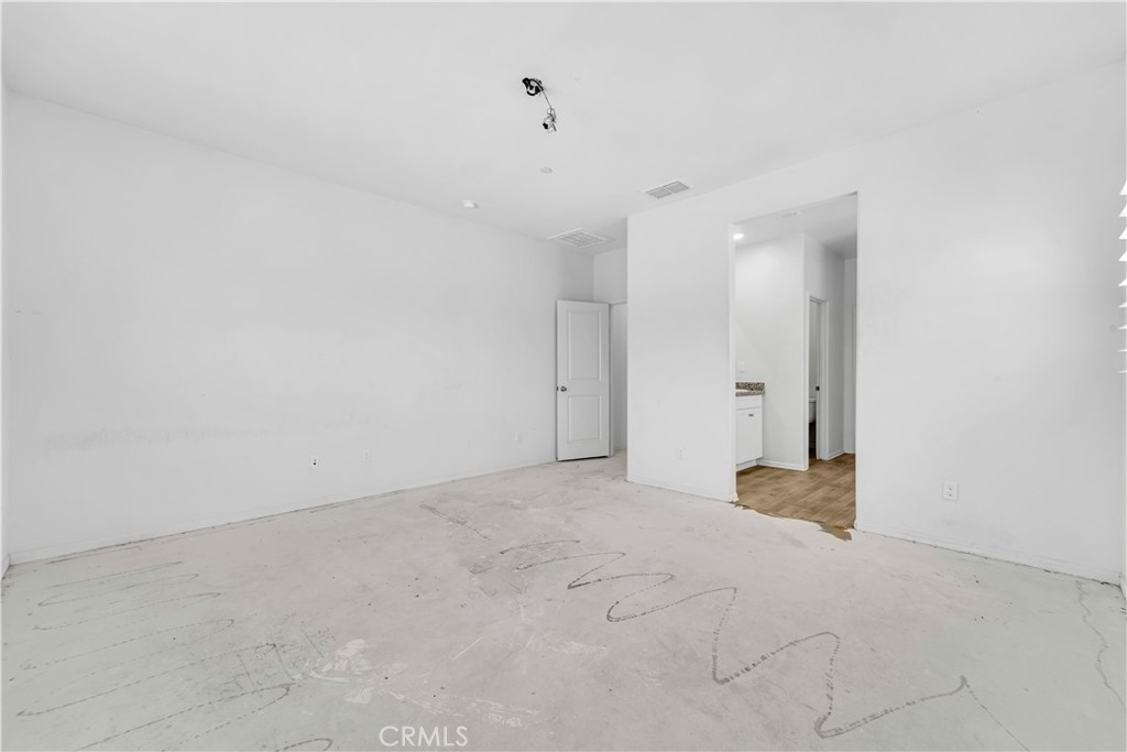 https://media.crmls.org/medias/178f8d62-1816-4513-859a-b18d4d286f0a.jpg?preset=X-Large