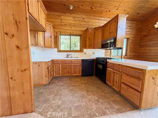 Detail Gallery Image 2 of 19 For 120 Zermat, Crestline,  CA 92325 - 3 Beds | 2 Baths