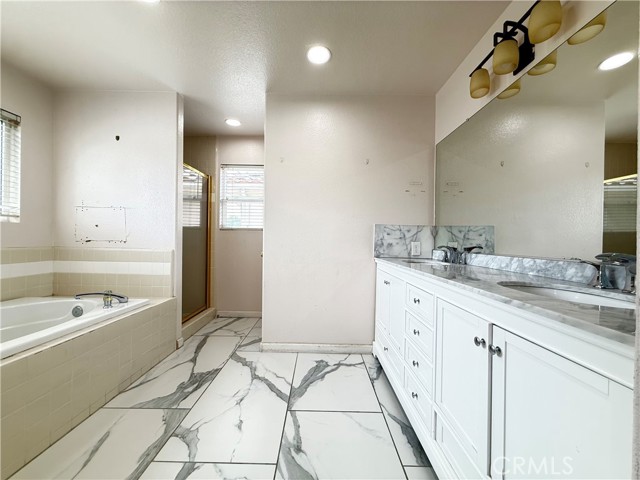 Detail Gallery Image 14 of 24 For 9030 Hayvenhurst Ave, North Hills,  CA 91343 - 4 Beds | 2/1 Baths