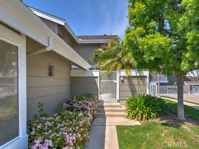 Detail Gallery Image 2 of 29 For 65 Lakeshore #13,  Irvine,  CA 92604 - 4 Beds | 3 Baths