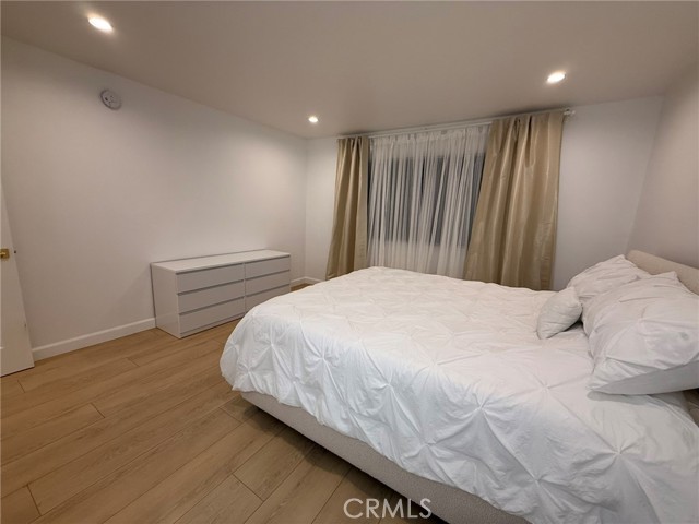 Detail Gallery Image 10 of 27 For 22139 Burbank, Woodland Hills,  CA 91367 - 2 Beds | 2 Baths