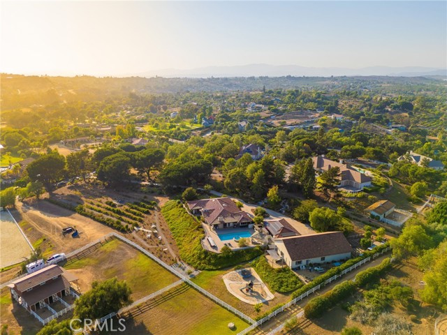4 Golden Meadow Lane, Fallbrook CA: https://media.crmls.org/medias/179584c2-8f38-4e1a-8632-d7bf398b4af8.jpg