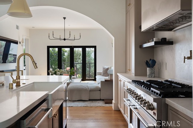 5142 Brynhurst Avenue, Los Angeles CA: https://media.crmls.org/medias/17983469-1772-40f1-a769-6211deb9c42b.jpg