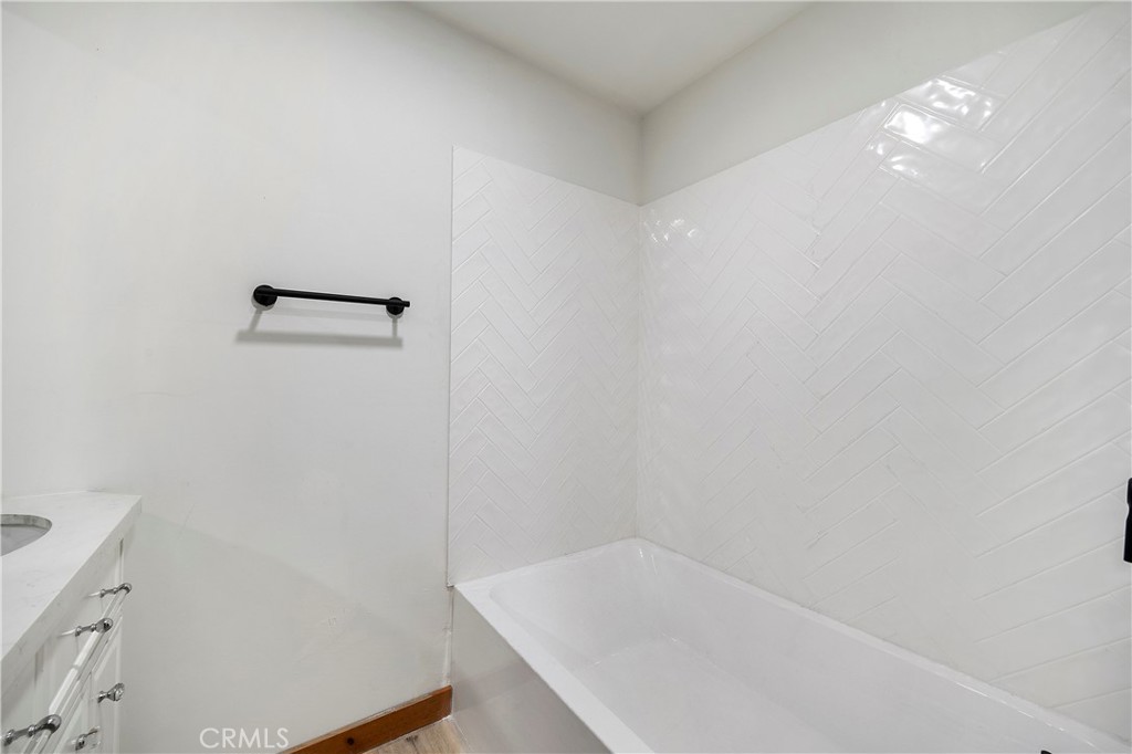 https://media.crmls.org/medias/179de2dc-6a60-4928-bc43-d53e255d86b0.jpg?preset=X-Large