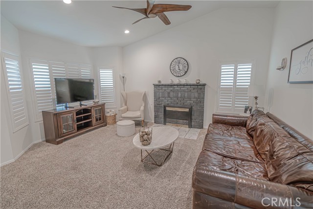 27412 Garza Drive, Saugus CA: https://media.crmls.org/medias/179eff89-3a38-4831-a59f-3e8250e19096.jpg