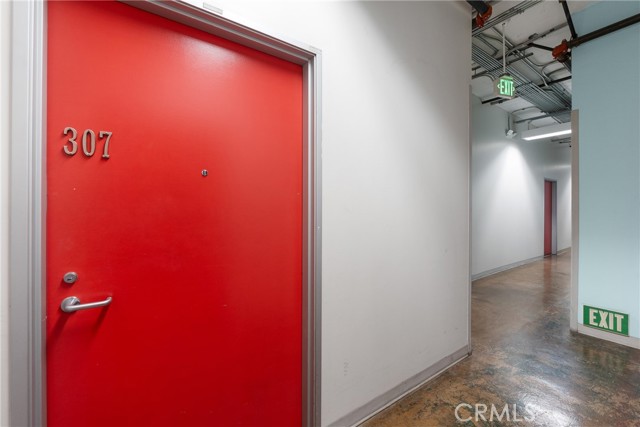 420 S San Pedro Street, Los Angeles CA: https://media.crmls.org/medias/179fb769-7e11-4060-b53f-73d59f9f47c1.jpg