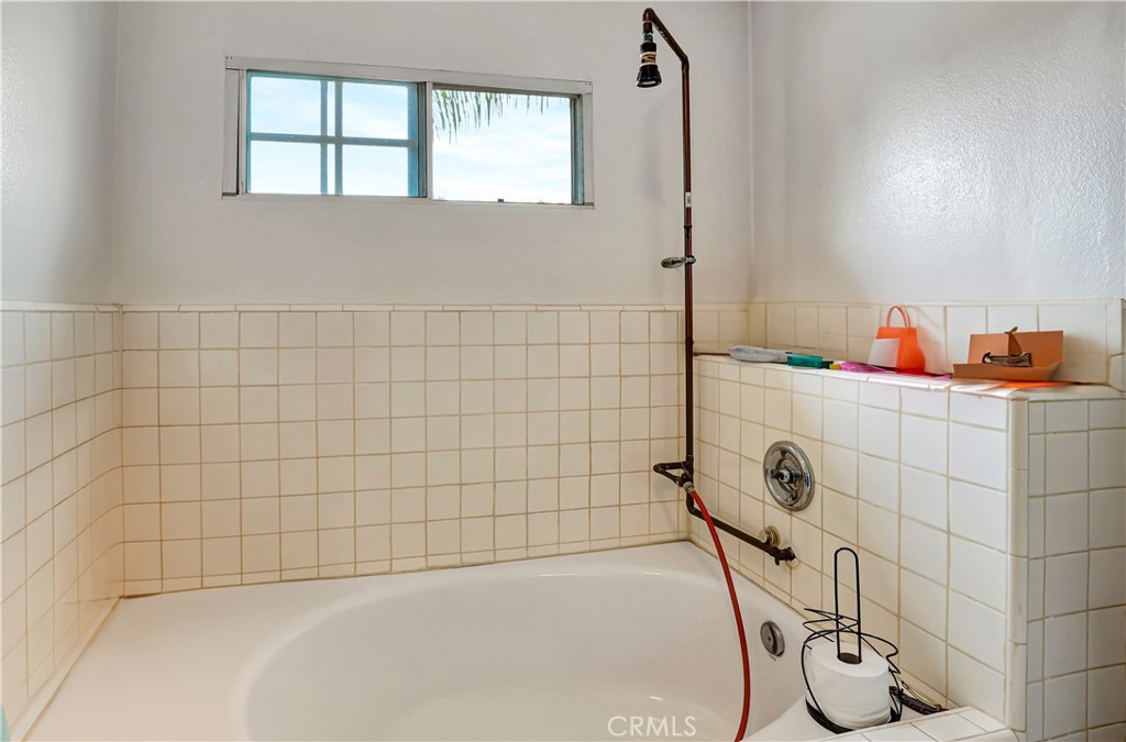 https://media.crmls.org/medias/17a11360-4d63-415b-b3c3-b05574a58b23.jpg?preset=X-Large