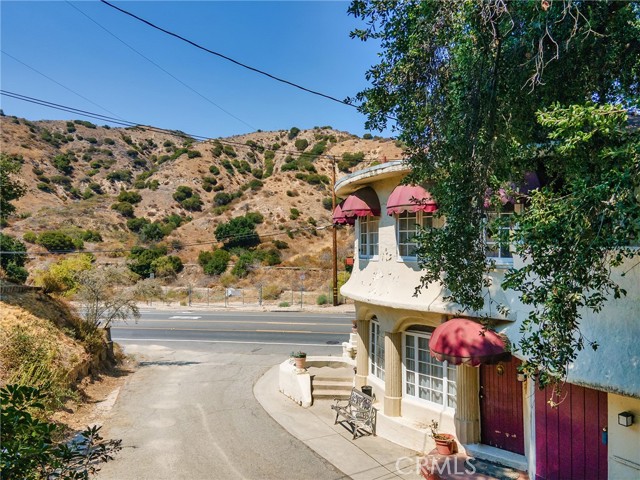 8618 La Tuna Canyon Road, Sun Valley CA: https://media.crmls.org/medias/17a24492-4fce-40d9-83f3-971368a096c7.jpg