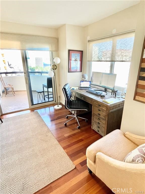 525 E Seaside Way, Long Beach CA: https://media.crmls.org/medias/17a2b76b-7f45-4b67-87da-5e51bf1bf7ab.jpg