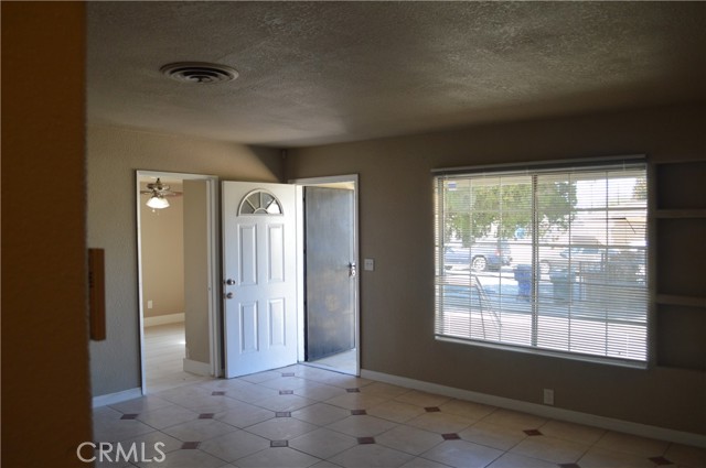 Detail Gallery Image 5 of 18 For 315 S Hayes St, Bakersfield,  CA 93307 - 3 Beds | 2 Baths