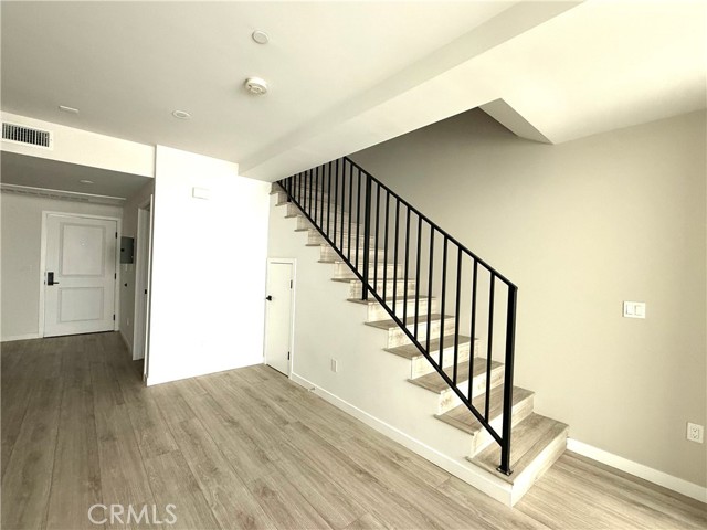 Detail Gallery Image 3 of 9 For 7022 Alabama #304,  Canoga Park,  CA 91303 - 3 Beds | 3 Baths