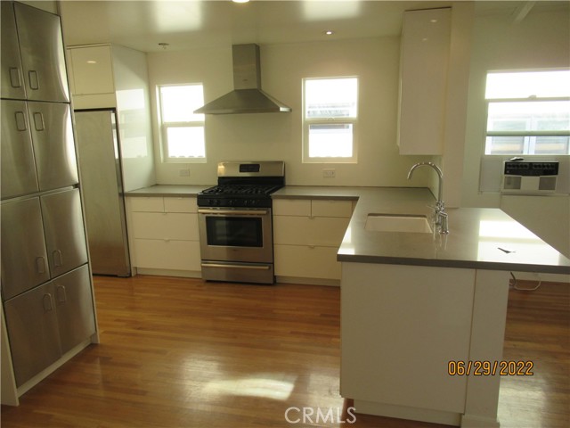 656 Rosecrans Avenue, Manhattan Beach, California 90266, 3 Bedrooms Bedrooms, ,1 BathroomBathrooms,Residential,Sold,Rosecrans,SB22143414