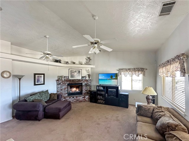 9928 Desmond Drive, Oak Hills CA: https://media.crmls.org/medias/17a83929-b387-4634-be0a-cd7bc24abafc.jpg