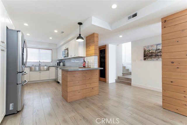 11911 Magnolia Boulevard, Valley Village CA: https://media.crmls.org/medias/17a94cd4-f3df-430c-b0be-55eaaf70ee55.jpg