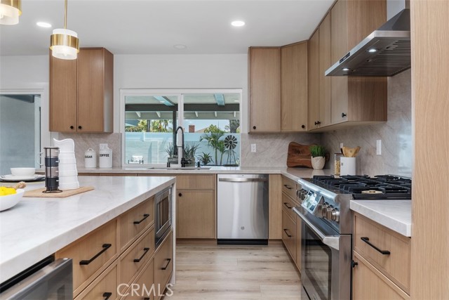 13762 Palace Way, Tustin CA: https://media.crmls.org/medias/17a9bf4b-e665-488e-8365-998f09f4c5d2.jpg