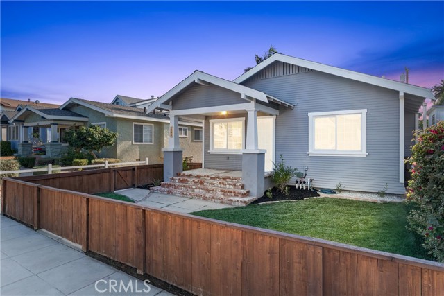 765 Loma Avenue, Long Beach CA: https://media.crmls.org/medias/17aa1953-a012-4079-9590-f105b9d48a65.jpg