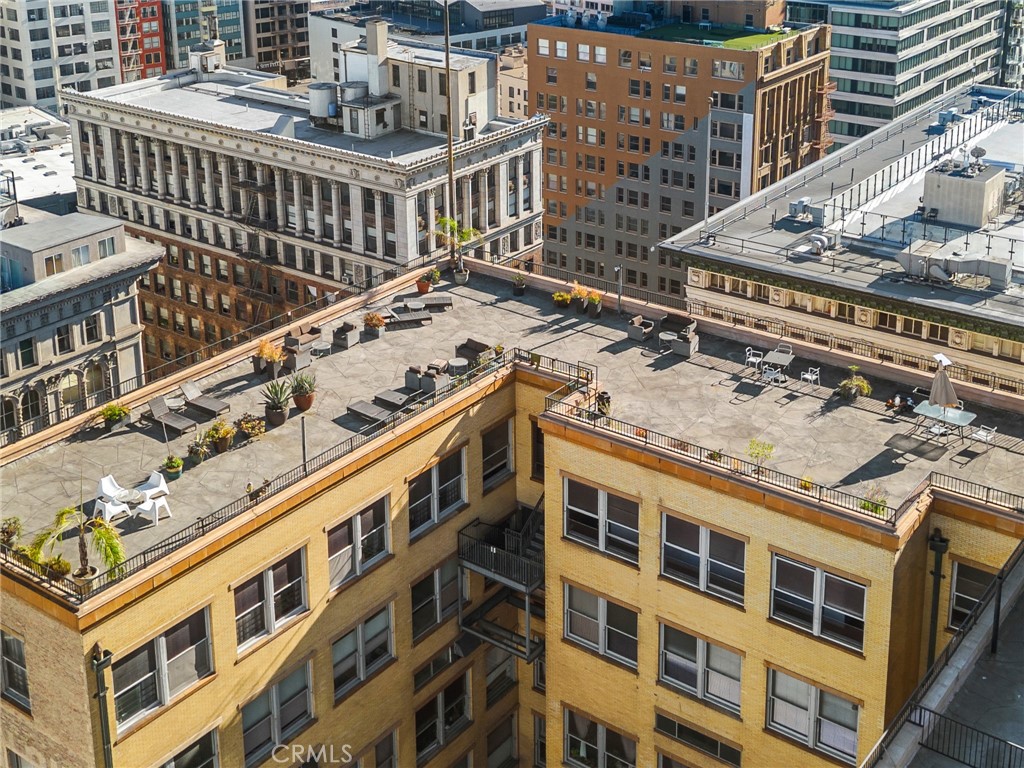 https://media.crmls.org/medias/17aa72ce-d7b3-4709-97b1-f1e48e66ea38.jpg?preset=X-Large