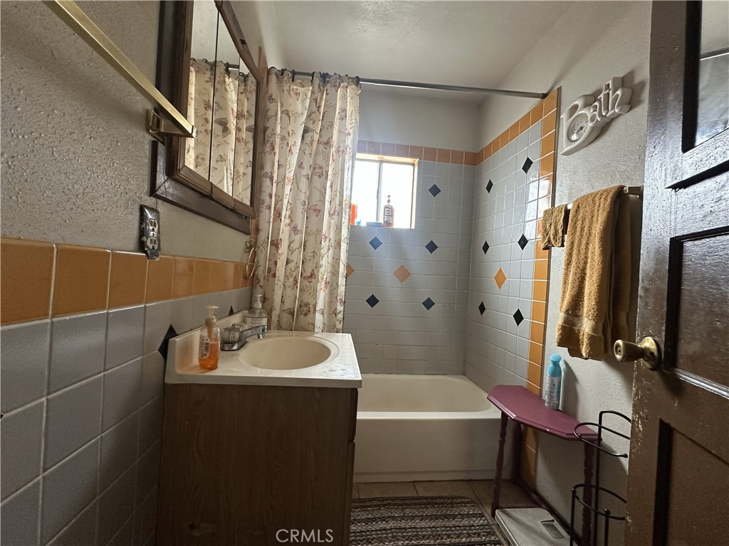 https://media.crmls.org/medias/17b02dbf-256f-4c9c-8aa5-0a5cc4e73280.jpg?preset=X-Large