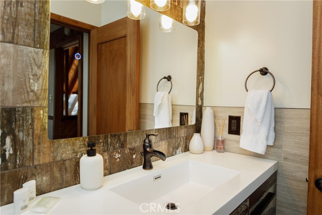 1370 Calgary Drive, Lake Arrowhead CA: https://media.crmls.org/medias/17b0d958-0407-4ff6-947a-4e0da119a077.jpg