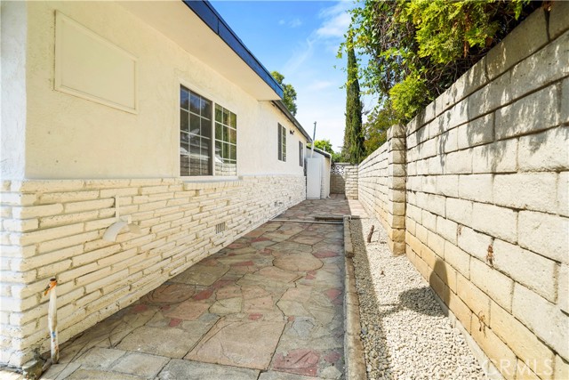 Detail Gallery Image 43 of 55 For 18324 Sylvan St, Tarzana,  CA 91335 - 4 Beds | 2 Baths