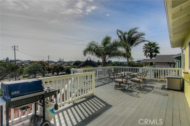 1033 Camino Real, Redondo Beach, California 90277, 4 Bedrooms Bedrooms, ,2 BathroomsBathrooms,Residential,Sold,Camino Real,SB17078238