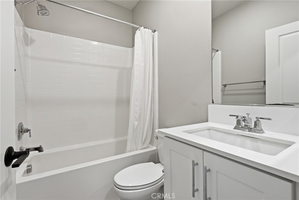 https://media.crmls.org/medias/17b940ca-4bd7-4a8d-a143-f5b805dfa7b7.jpg?preset=X-Large
