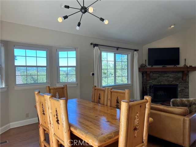 28833 Manitoba Drive, Lake Arrowhead CA: https://media.crmls.org/medias/17b98999-66e1-457a-b787-b43b25cdf942.jpg