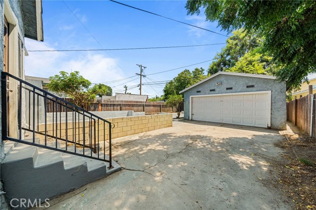122 E 83rd Street, Los Angeles CA: https://media.crmls.org/medias/17bf7620-033e-4f3e-91ee-5280f9f7215d.jpg