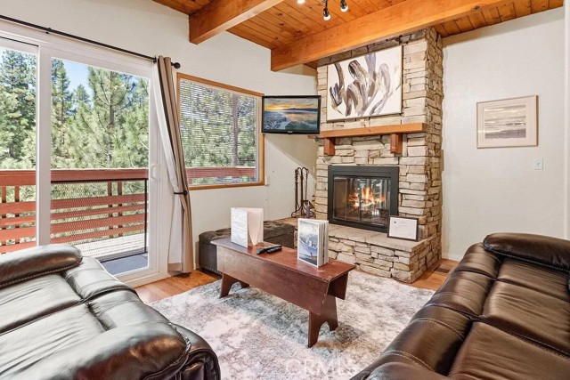 Detail Gallery Image 4 of 16 For 43869 Mendocino Dr, Big Bear Lake,  CA 92315 - 3 Beds | 2 Baths