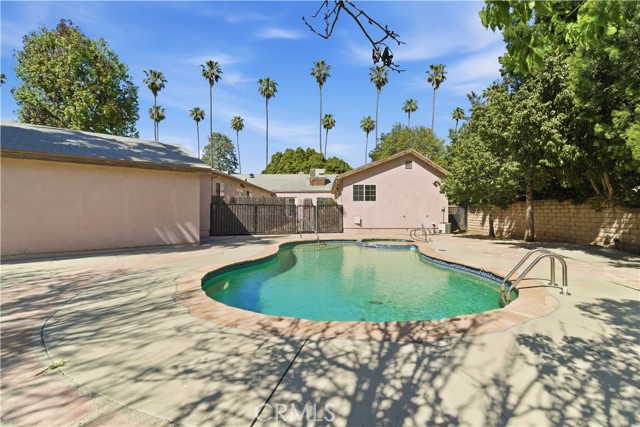 Detail Gallery Image 4 of 45 For 15000 Hamlin St, Van Nuys,  CA 91411 - 5 Beds | 3 Baths