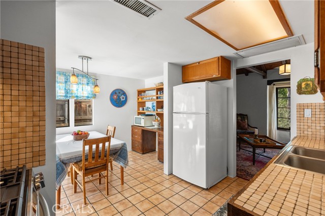 Detail Gallery Image 11 of 34 For 3935 Vista Ct, La Crescenta,  CA 91214 - 2 Beds | 2 Baths