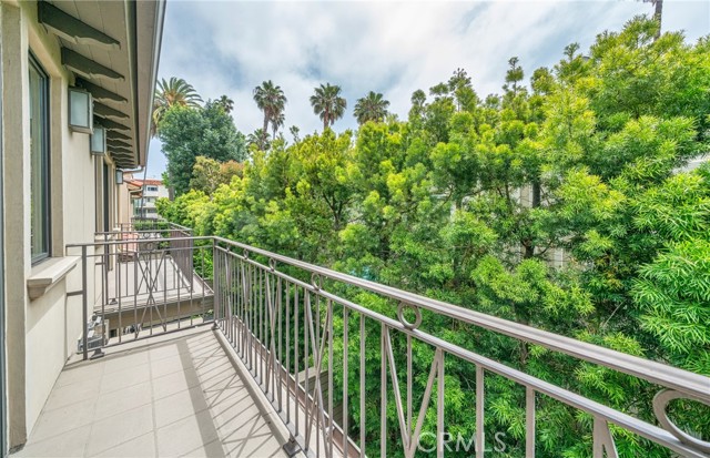 823 S Bundy Drive, Los Angeles CA: https://media.crmls.org/medias/17c86969-3db3-43b6-bf2d-fffb4dd8afc6.jpg