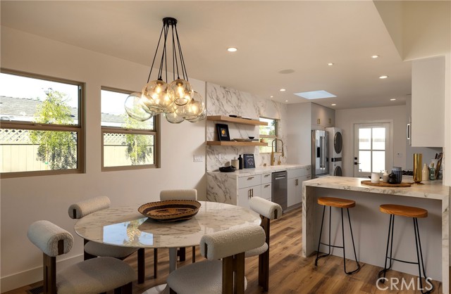 Detail Gallery Image 6 of 37 For 212 E 19th St, Costa Mesa,  CA 92627 - 5 Beds | 4 Baths