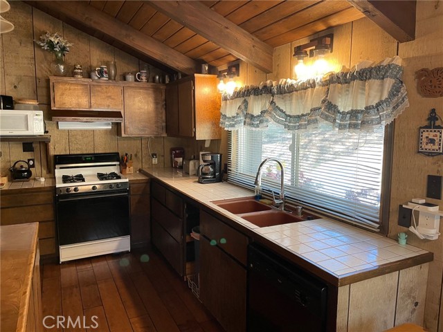 Detail Gallery Image 10 of 29 For 320 Starvation Flats Rd, Big Bear Lake,  CA 92315 - 4 Beds | 2 Baths