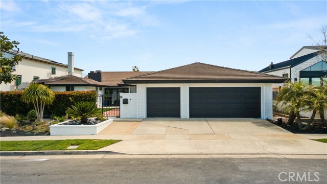 1520 Sandcastle Drive, Corona del Mar CA: https://media.crmls.org/medias/17d3e801-e5d1-4a8f-8444-b401db932a79.jpg