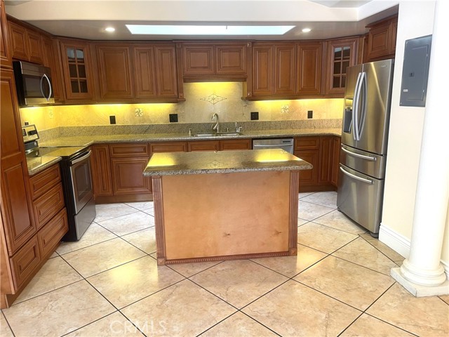 1060 Foxburg Road, Seal Beach CA: https://media.crmls.org/medias/17d5a8ed-1c0e-4bf8-8a78-9d9e40a521fe.jpg
