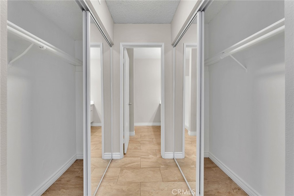 https://media.crmls.org/medias/17d963e6-4ecc-46aa-a79c-9c09c2a33305.jpg?preset=X-Large