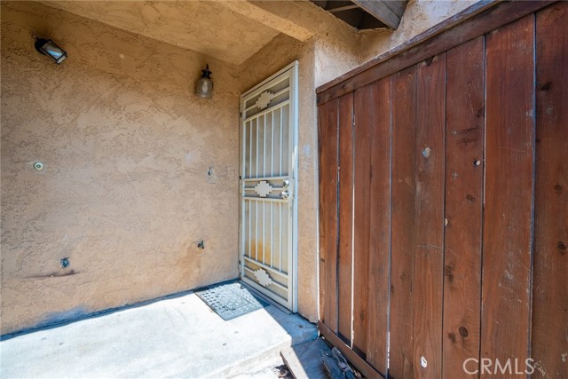 Detail Gallery Image 4 of 15 For 16590 Terrace Ln #B,  Fontana,  CA 92335 - 3 Beds | 2/1 Baths