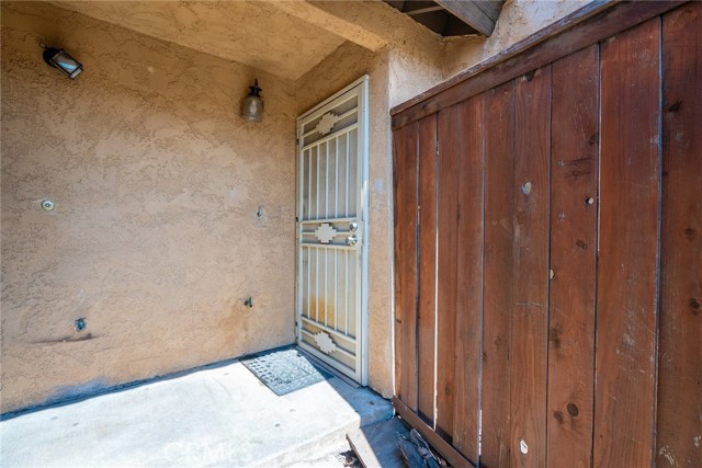 Detail Gallery Image 4 of 15 For 16590 Terrace Ln #B,  Fontana,  CA 92335 - 3 Beds | 2/1 Baths