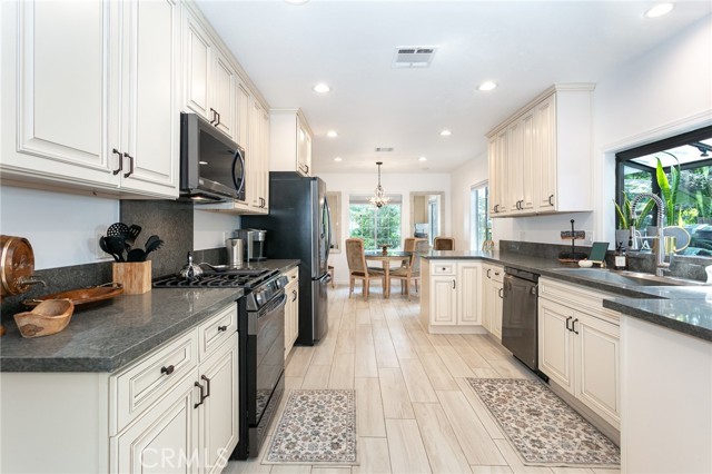 Detail Gallery Image 12 of 29 For 5825 Fulton Ave, Valley Glen,  CA 91401 - 3 Beds | 3 Baths