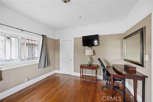 341 W 42nd St, Los Angeles CA: https://media.crmls.org/medias/17e1bdf2-7240-4dc5-a35d-e8075975992e.jpg