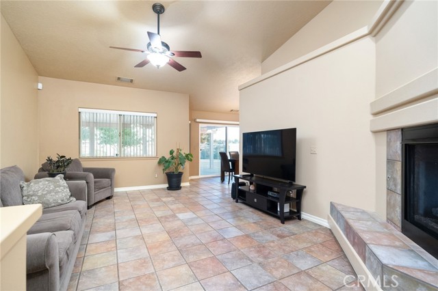 18463 Orange Street, Hesperia CA: https://media.crmls.org/medias/17e1edac-ba2b-445e-92ac-1ba427600872.jpg