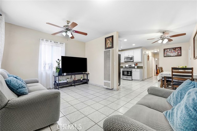 Detail Gallery Image 5 of 33 For 810 E 87th, Los Angeles,  CA 90002 - 4 Beds | 2 Baths